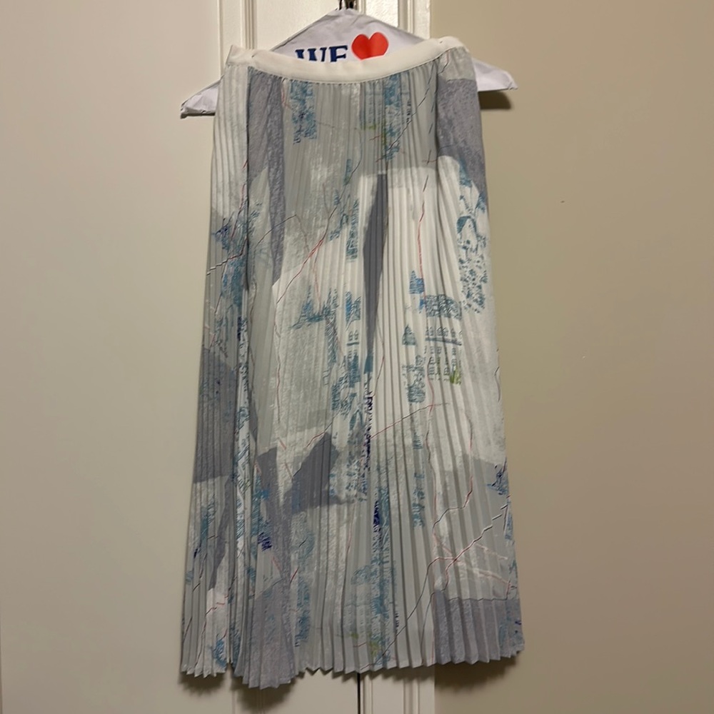 Elegant pleated skirt